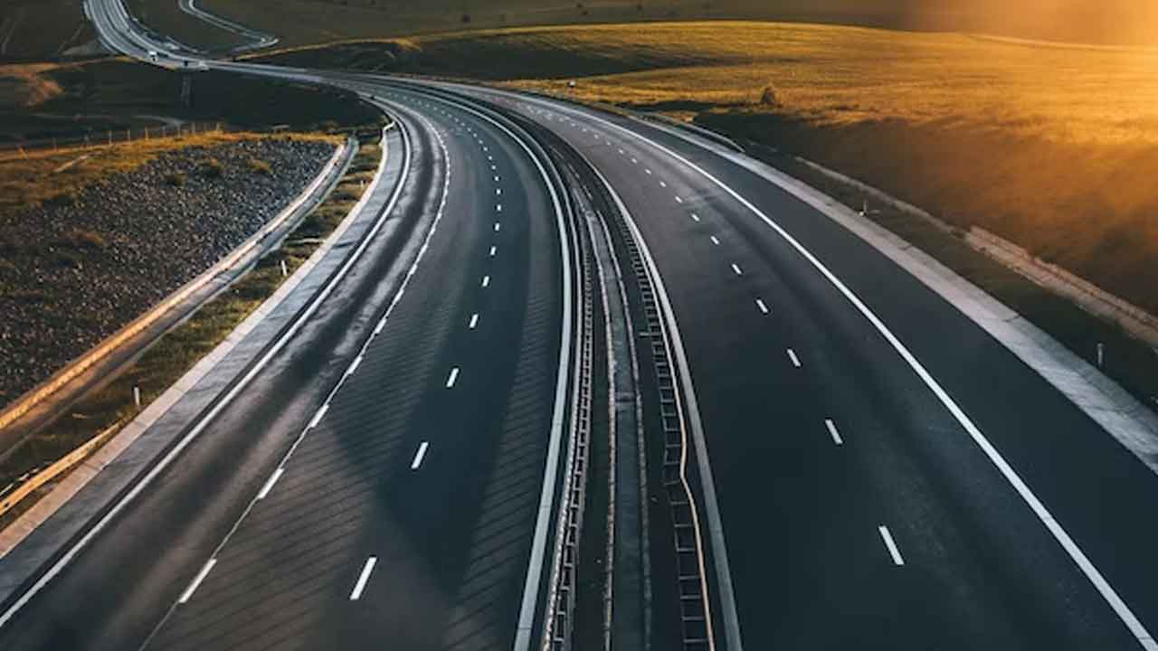 రోడ్లకు రక్షణ భూములివ్వాలి