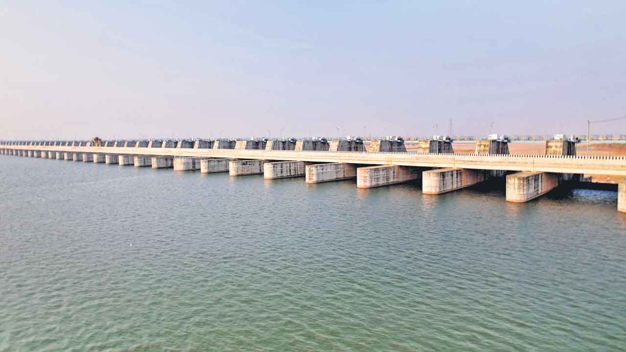 మేడిగడ్డలో భూగర్భ పరీక్షలు