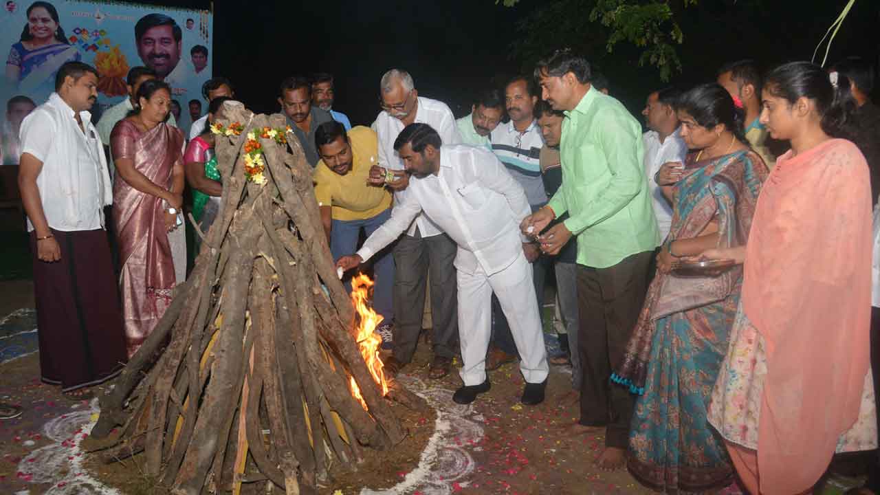 ఆనందోత్సాహాలతో భోగి వేడుకలు