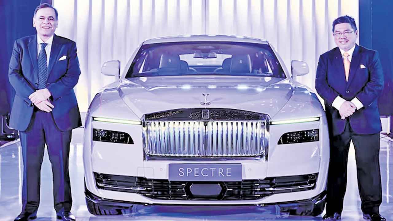 రోల్స్‌-రాయిస్‌ తొలి లగ్జరీ ఈవీ..
