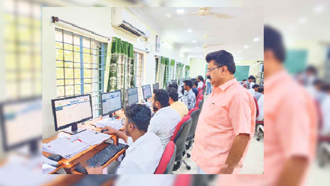 పథకాల కోసం లబ్ధిదారుల దరఖాస్తులు 53,54,791