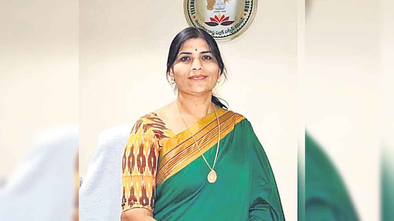 టీఎస్‌పీఎస్సీ సభ్యురాలి రాజీనామా