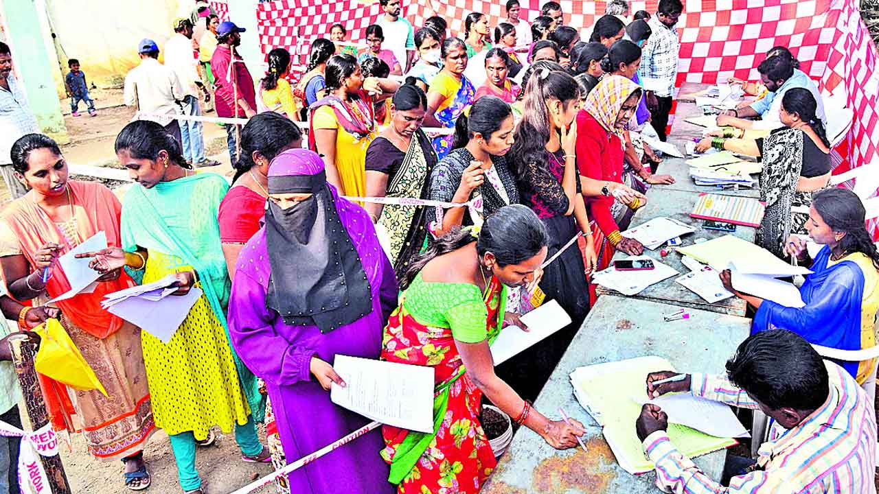 ‘ఆరు గ్యారెంటీల’కు 11,90,737 అర్జీలు