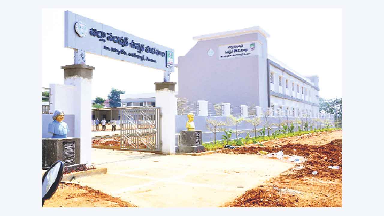 బడుల్లో ఎన్నికల గంట