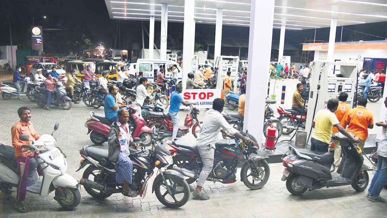 బంకుల వద్ద బారులు