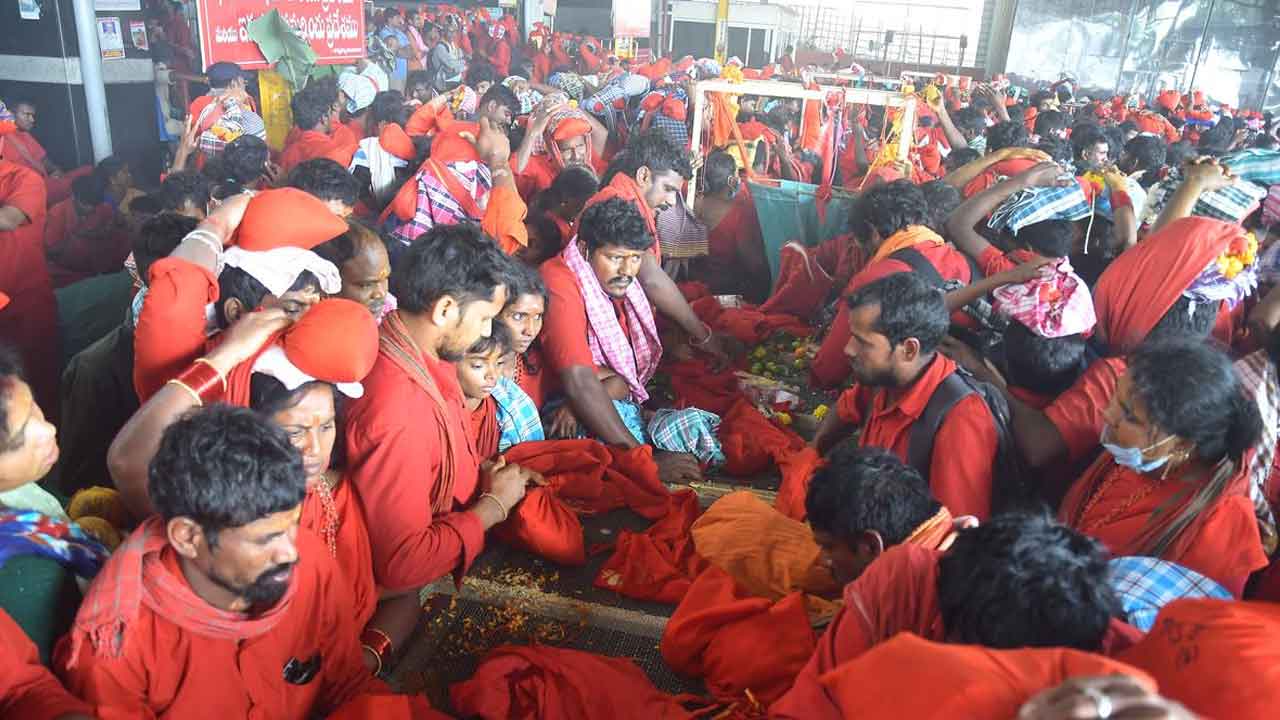 విజయవాడ దుర్గగుడిలో భవానీ దీక్షల విరమణ