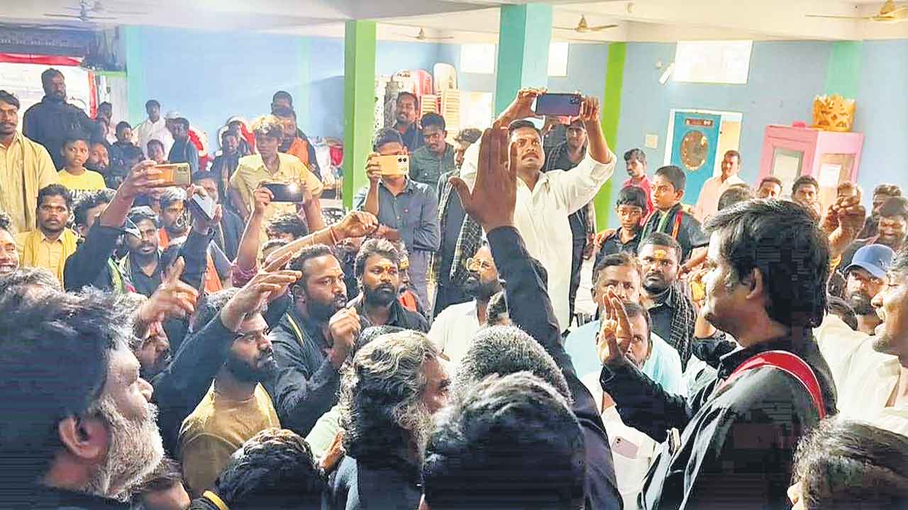 బైరి నరేశ్‌ను అడ్డుకున్న అయ్యప్ప భక్తులు