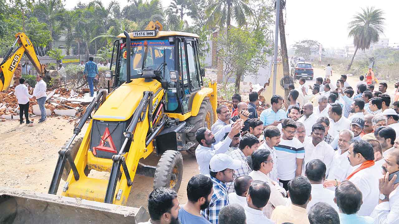 రోడ్డు విస్తరణ కోసం సొంతిల్లు కూల్చివేత