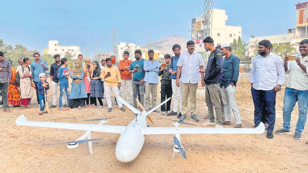 డ్రోన్‌తో మెడిసిన్‌ రవాణాకు ట్రయల్‌ రన్‌