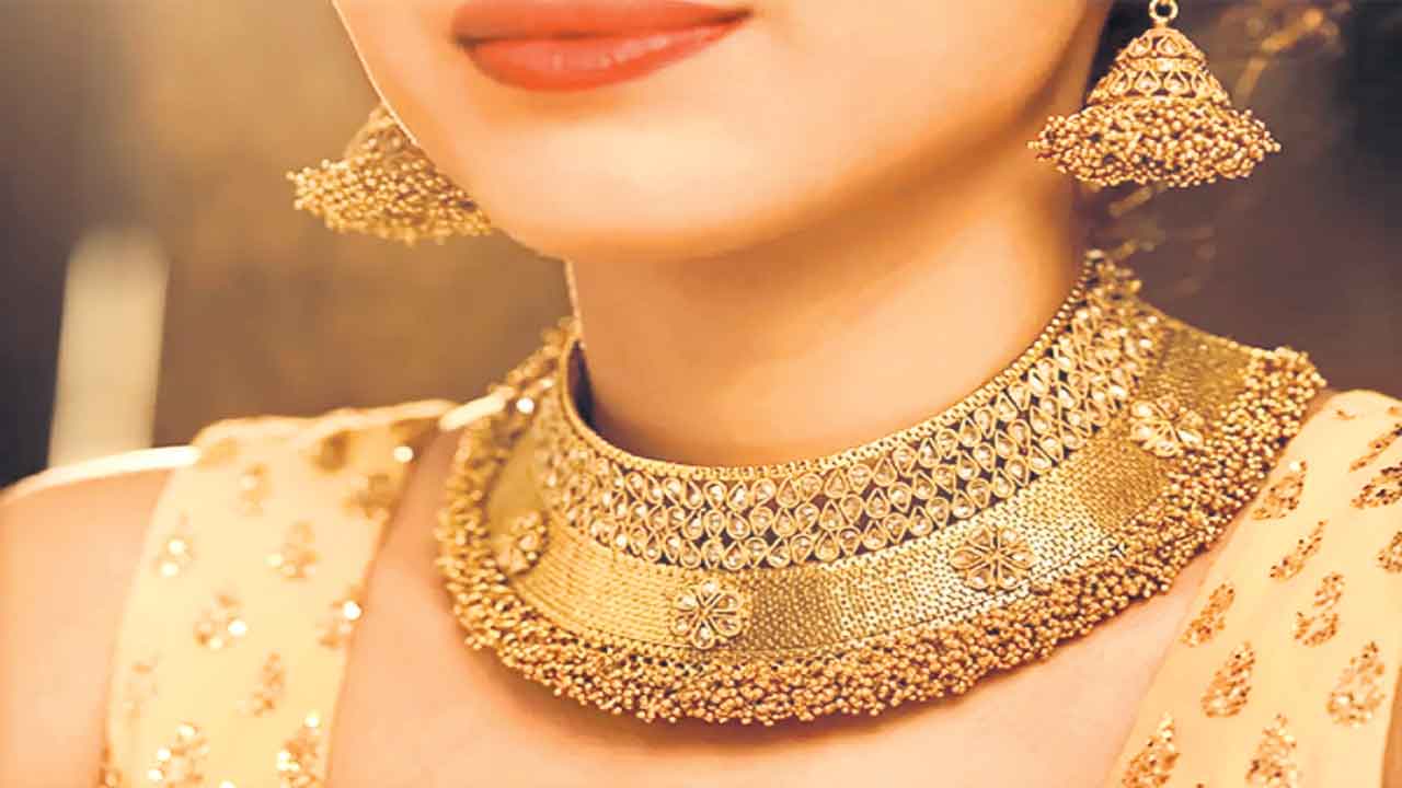 దిగొస్తున్న బంగారం ధర