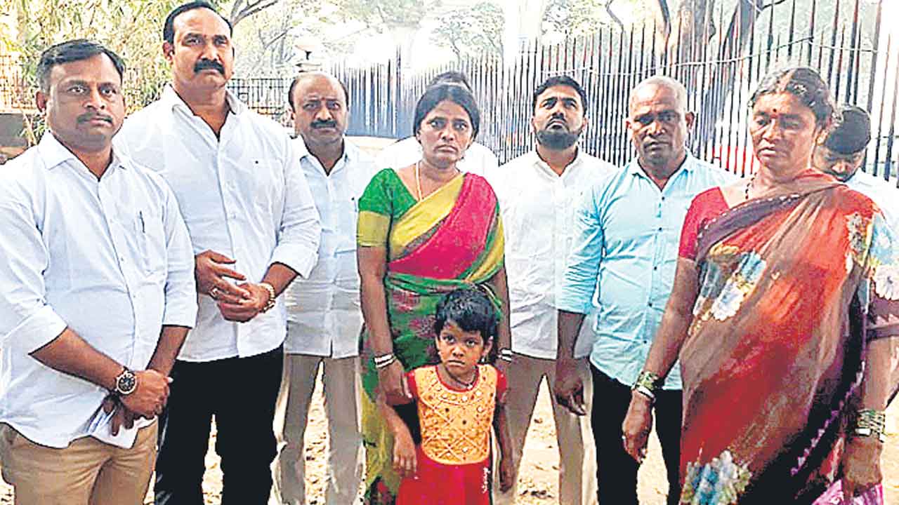 డీజీపీ గారూ.. నా బిడ్డలకు దిక్కెవరు?