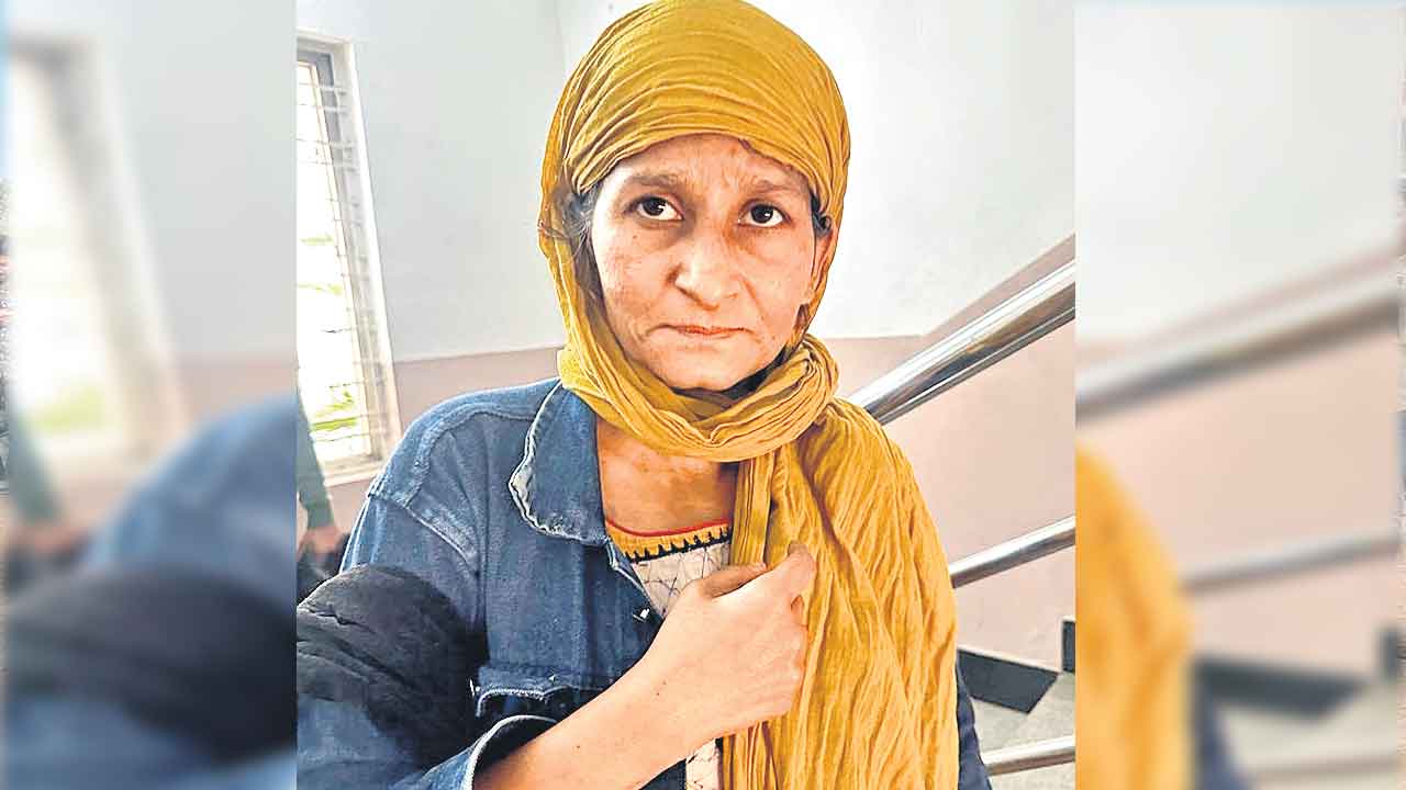 బట్టలు చింపుకొని.. కేసు పెడతానని..