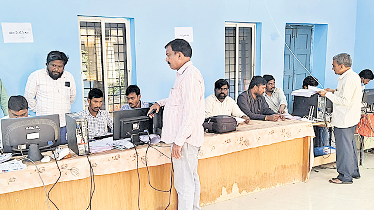 కొనసాగుతున్న ప్రజాపాలన దరఖాస్తుల ఆన్‌లైన్‌..
