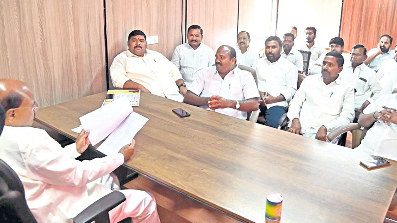 కాంగ్రెస్‌ హామీలపై ప్రజలను చైతన్యం చేయాలి