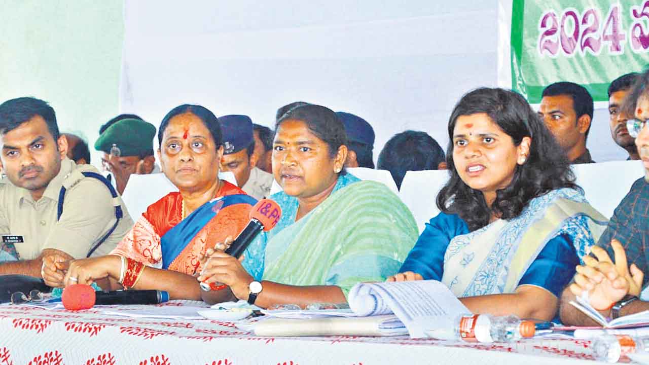 Free Bus For Women | మేడారం జాతరకూ మహిళలకు ఉచిత బస్సు.. మంత్రులు కొండా సురేఖ, సీతక్క