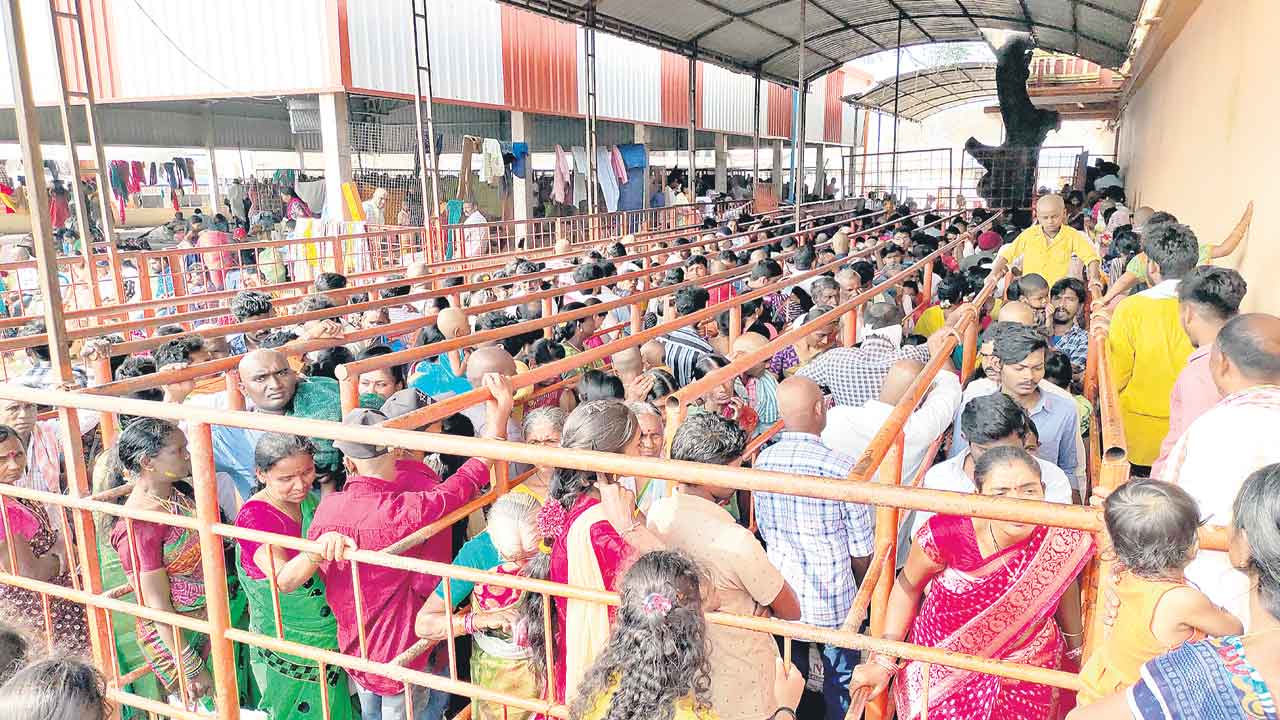 కిక్కిరిసిన కొండగట్టు