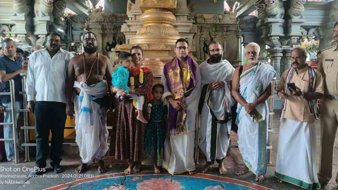 రామయ్యకు బంగారు లాకెట్‌ సమర్పణ