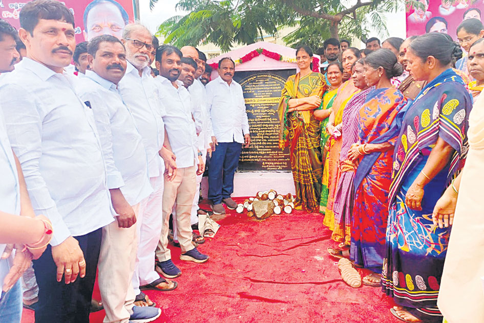 రోడ్లనుపట్టించుకోరా..