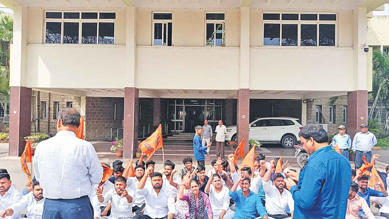 వర్సిటీ భూములు హైకోర్టుకు ఇవ్వొద్దు