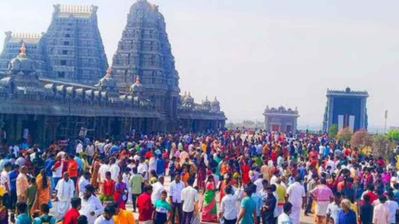 యాదగిరిగుట్టలో భక్తుల సందడి