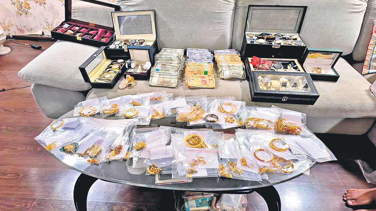 HMDA | హెచ్‌ఎండీఏ టౌన్‌ ప్లానింగ్‌ అధికారి అక్రమాస్తులు 100 కోట్లు..