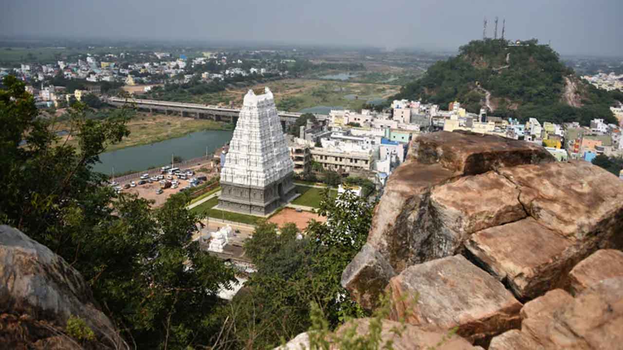 శ్రీకాళహస్తి ప్రసూనాంబికకు భూరి విరాళం