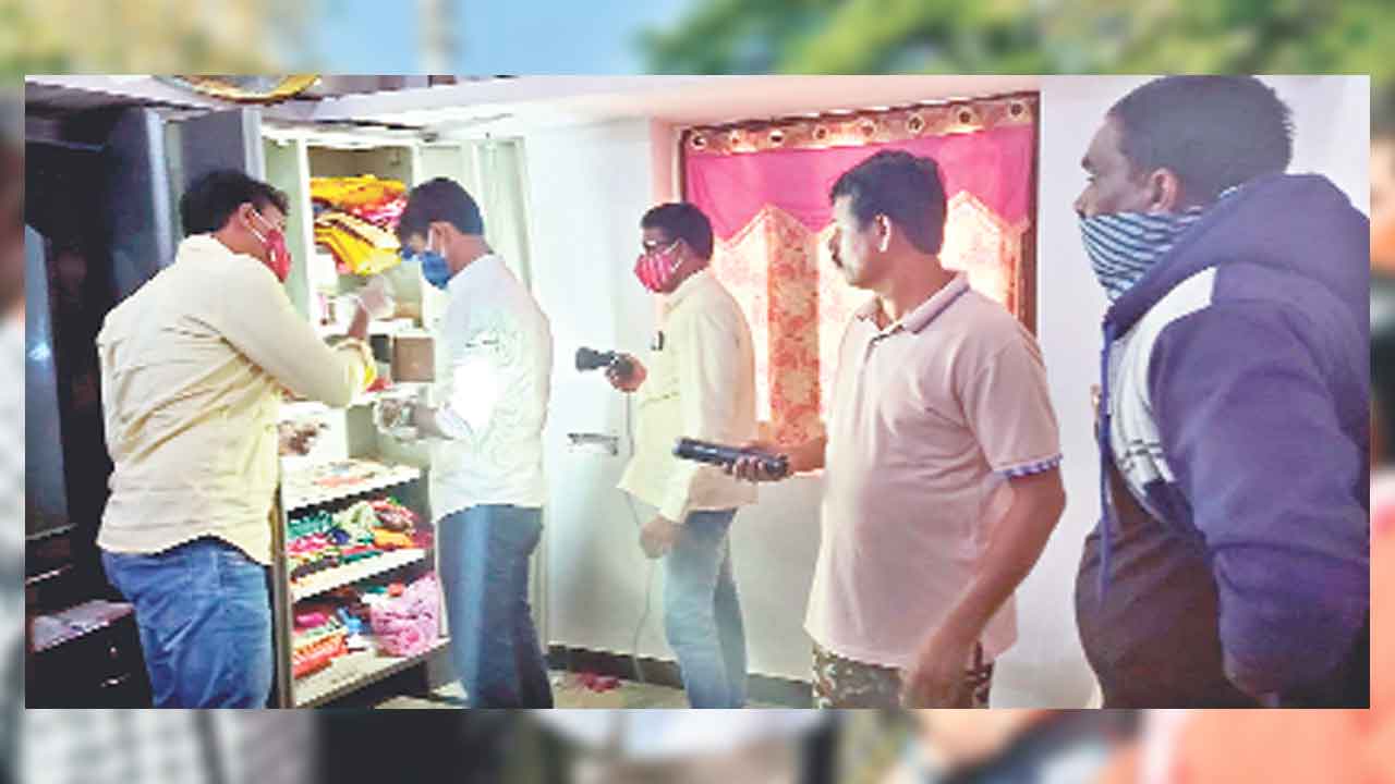 కొట్రలో దొంగల బీభత్సం