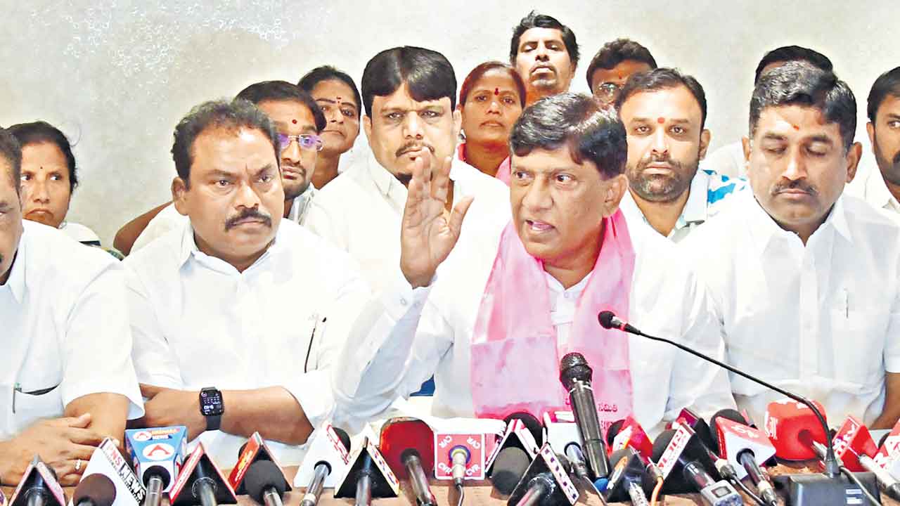 ఇంటిపేరు ఒక్కటైతే చుట్టమా?