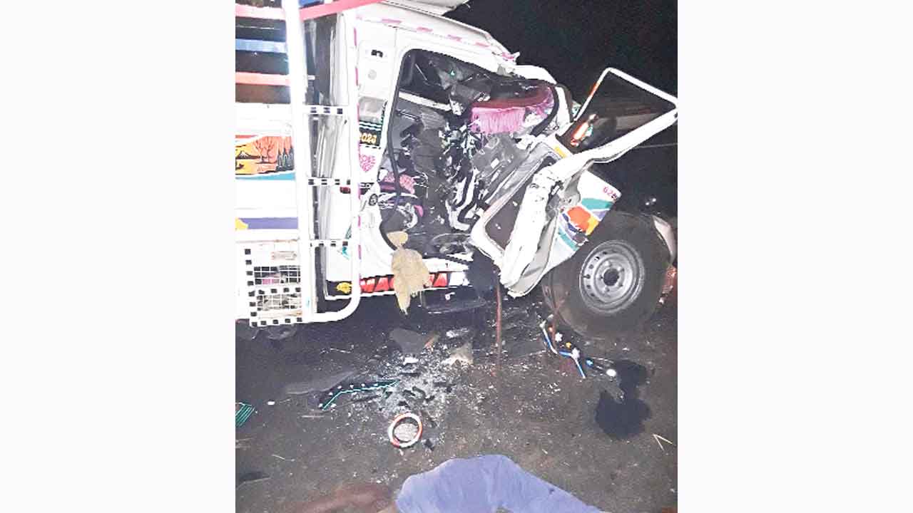 లారీని ఢీకొట్టిన బొలెరో