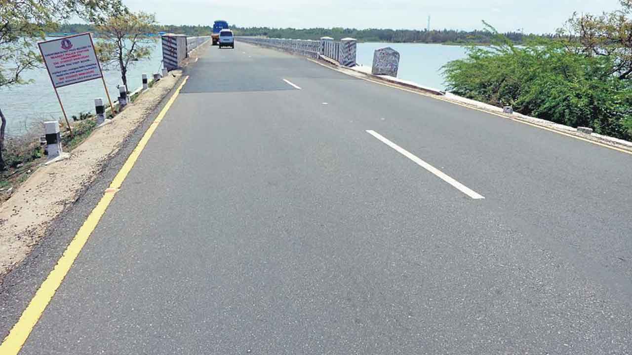 Telangana | ప్రధాన రహదారుల అభివృద్ధి గాలికి.. అతీగతీలేని ఆ 14 రోడ్లు!