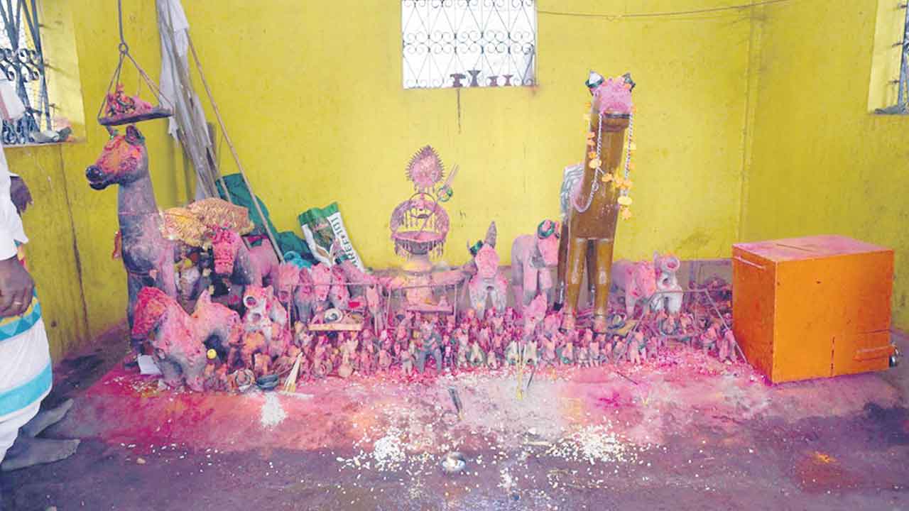 అడవి ఒడిలో ఆరాధ్య దైవం