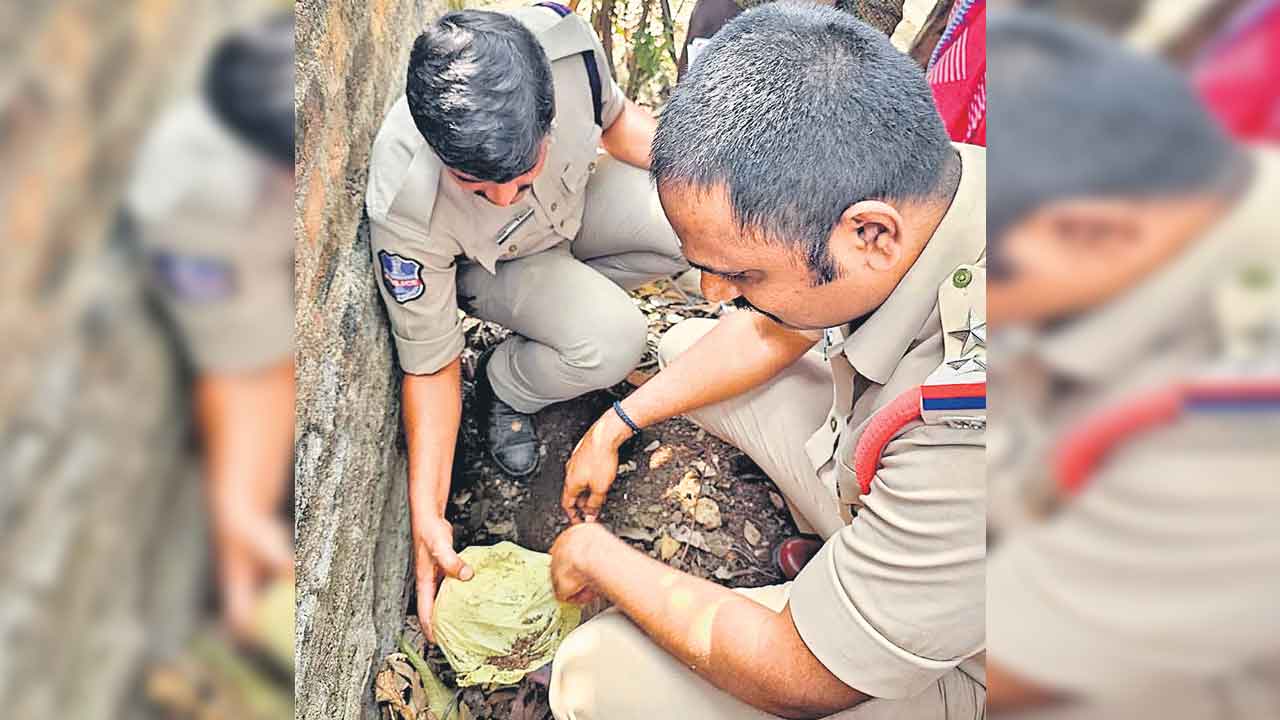 Mahabubabad | గొయ్యిలో 2 లక్షలు దాచిన వృద్ధురాలు.. ఎందుకంటే?