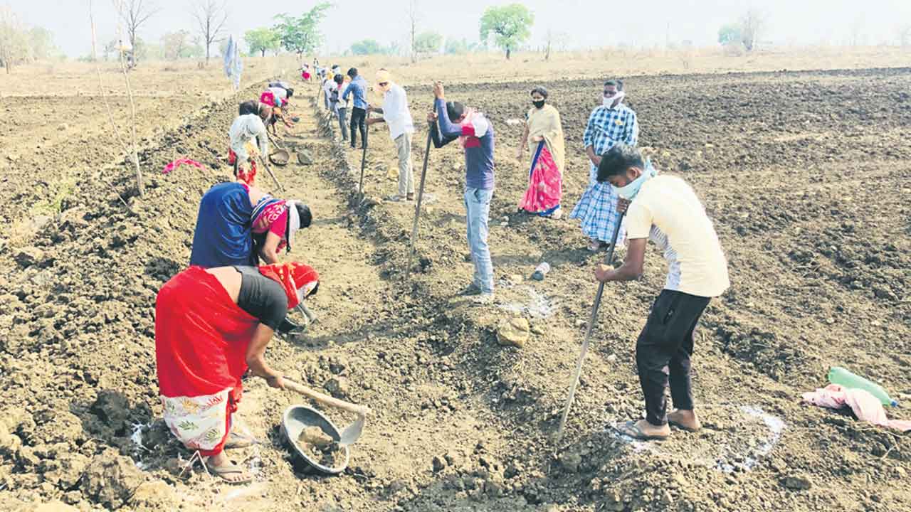 మా పొట్ట కొట్టొద్దు..‘ఉపాధి’కి దూరం