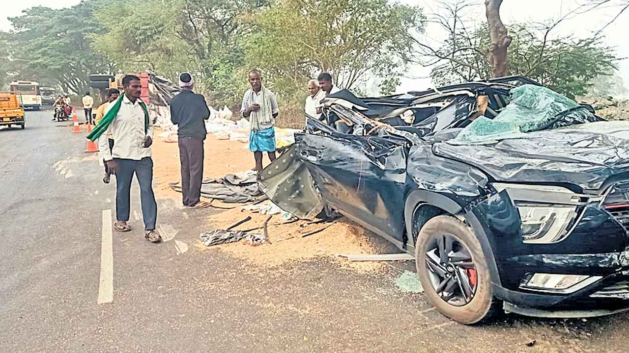 కారుపై ధాన్యం బస్తాలు పడి ఒకరి మృతి