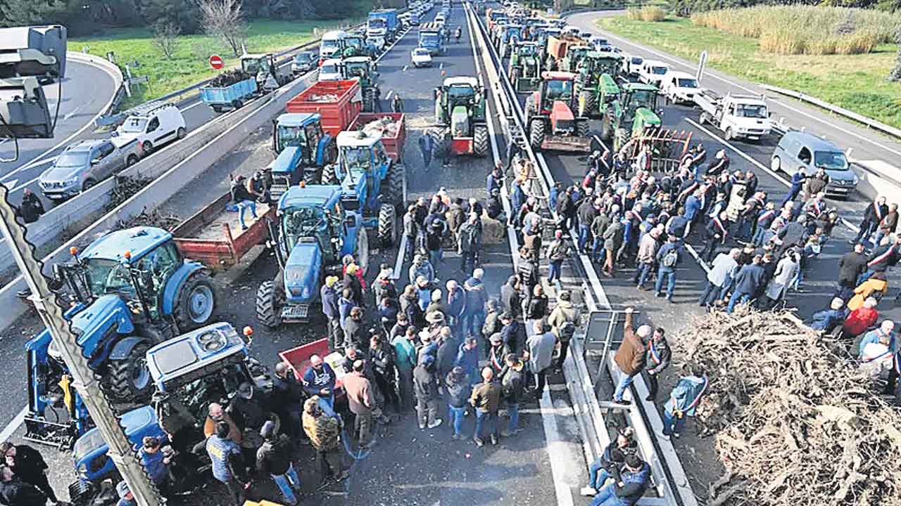 Farmers | పారిస్‌ను ముట్టడించిన రైతులు.. డిమాండ్లు పరిష్కారించాలంటూ ట్రాక్టర్లతో దిగ్బంధం