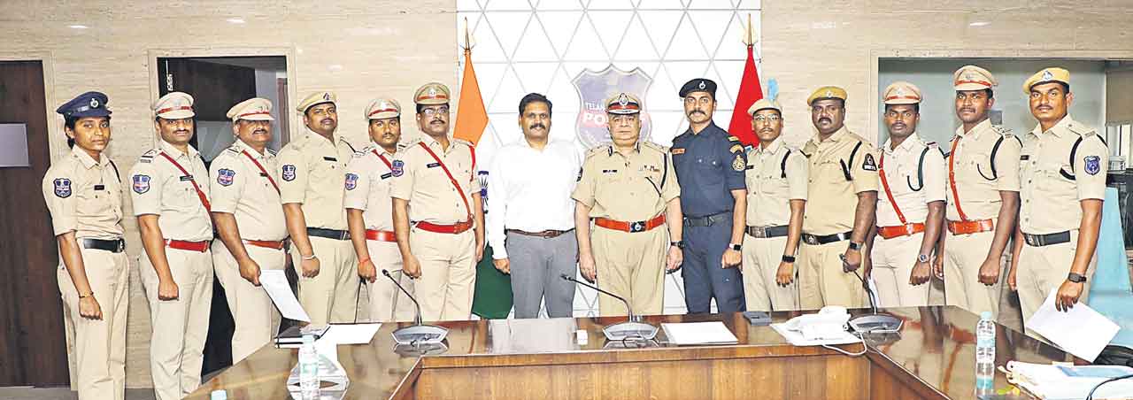 పోలీసులు అన్ని విభాగాల్లో ప్రతిభ చాటాలి