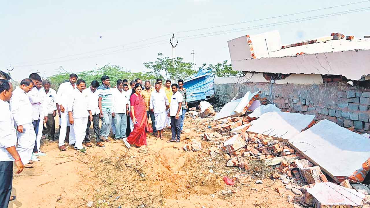 అర్ధరాత్రి యువజన భవనం కూల్చివేత