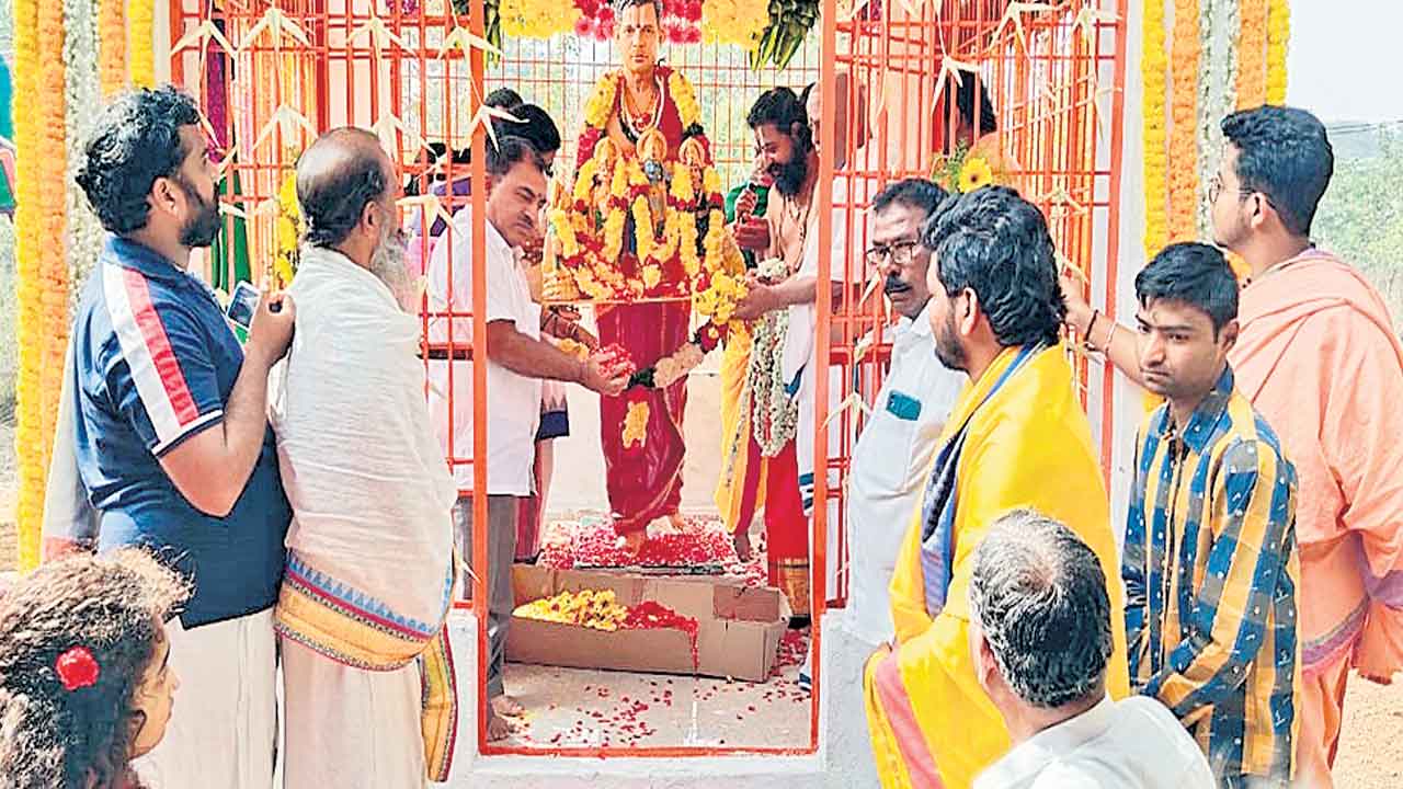 గుడిలో కొలువైన అర్చకుడు