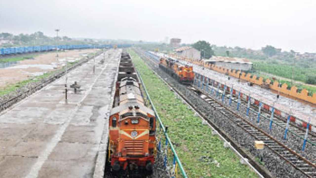 ఆదిలాబాద్‌ రైల్వేలైన్‌ ఏర్పాటు చేయాల్సిందే