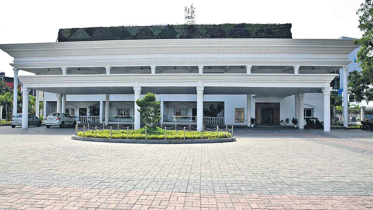 కరీంనగర్‌ సర్క్యూట్‌ రెస్ట్‌ హౌస్‌ బోర్డు తొలగింపు