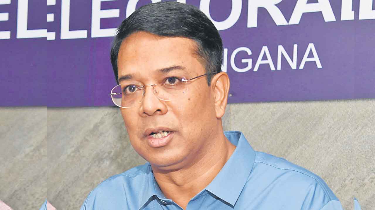 బూత్‌స్థాయిలో కొత్త ఓటర్లకు సత్కారం