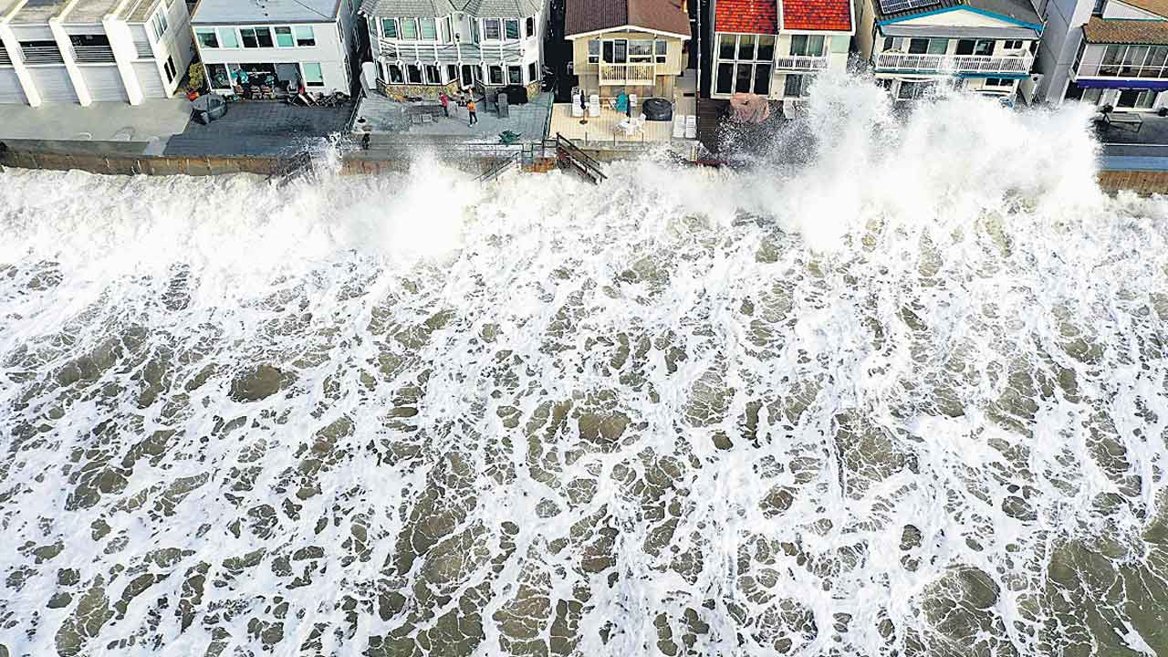 కాలిఫోర్నియా తీరంలో రాకాసి అలలు