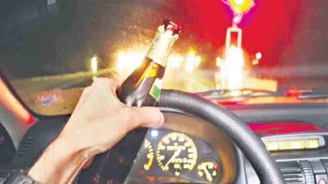 తాగి రోడ్డెక్కి..తాగారు.. ఊదారు