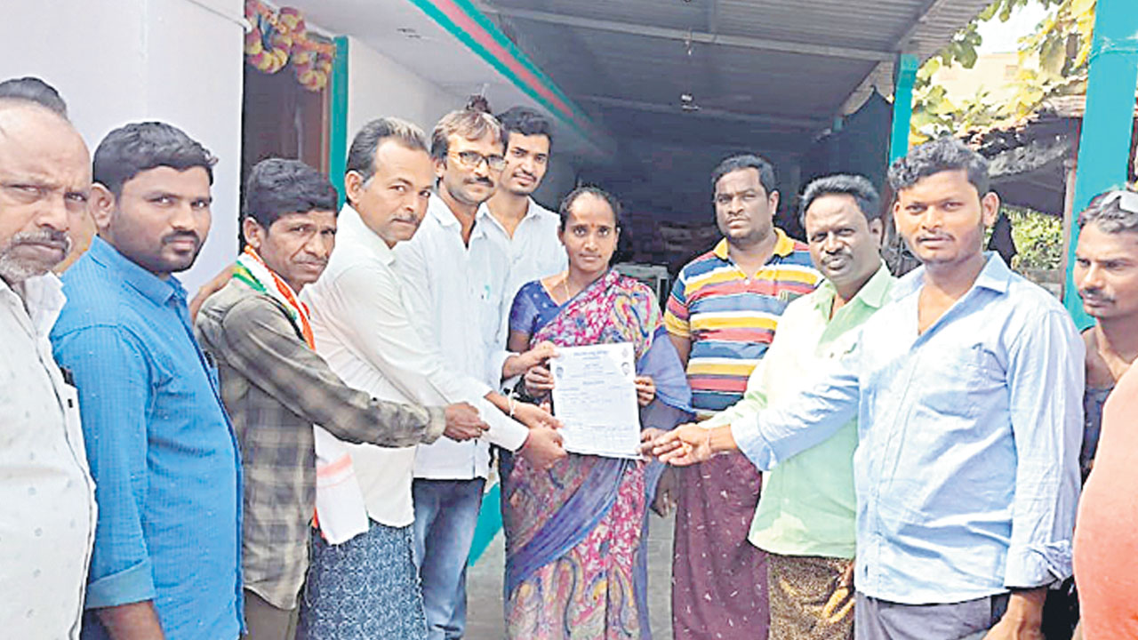 ప్రజాపాలన దరఖాస్తు ఫారాల పంపిణీ