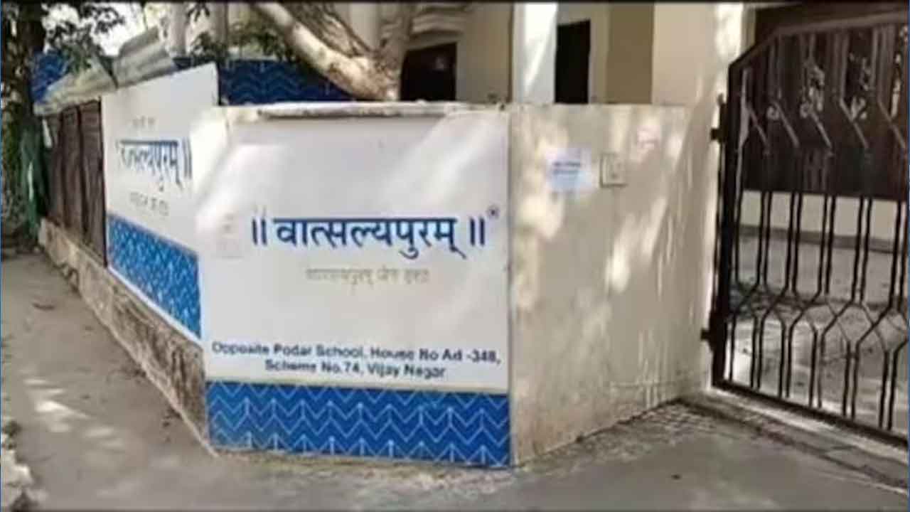 బట్టలు ఊడదీసి.. తలకిందులుగా వేలాడదీసి!