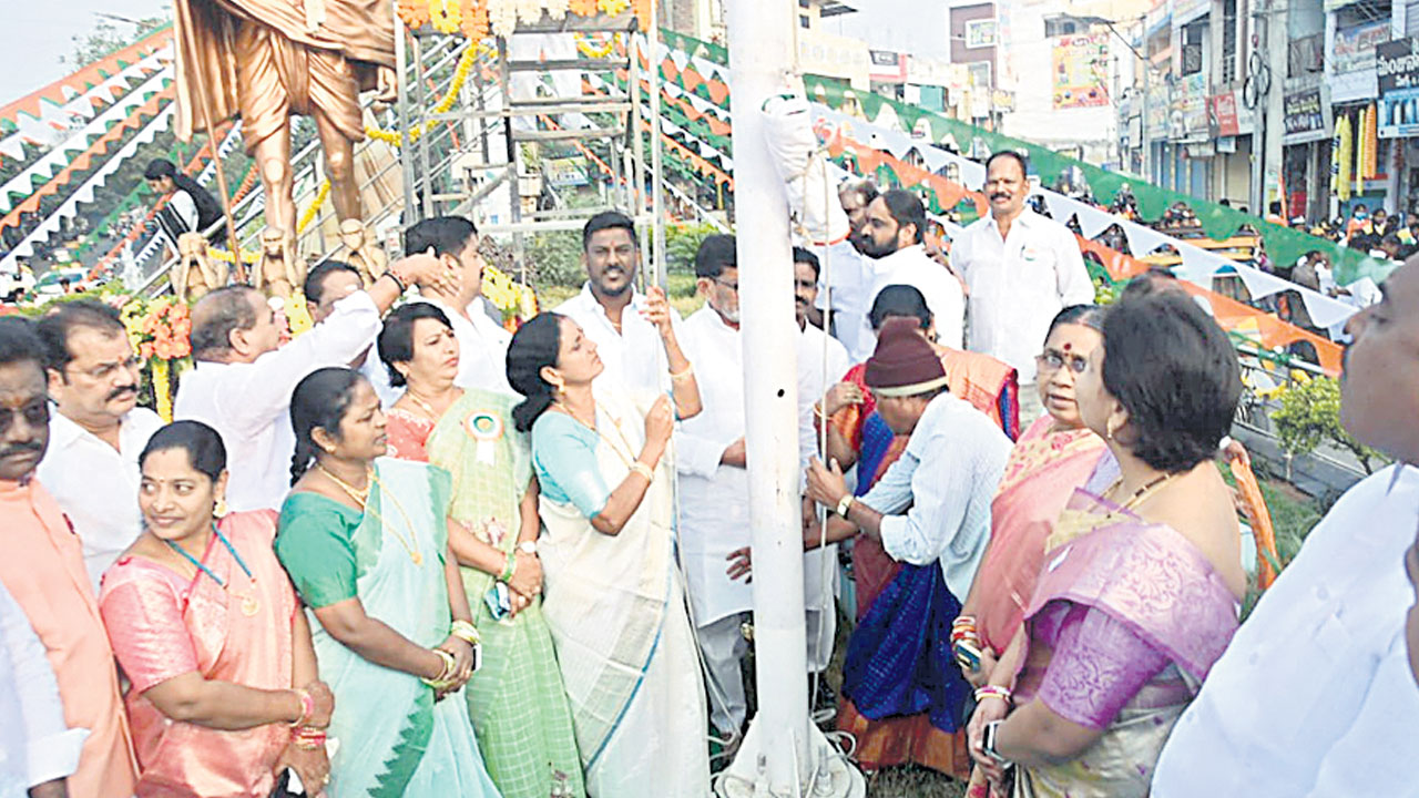 మదినిండా.. మువ్వన్నెల జెండా