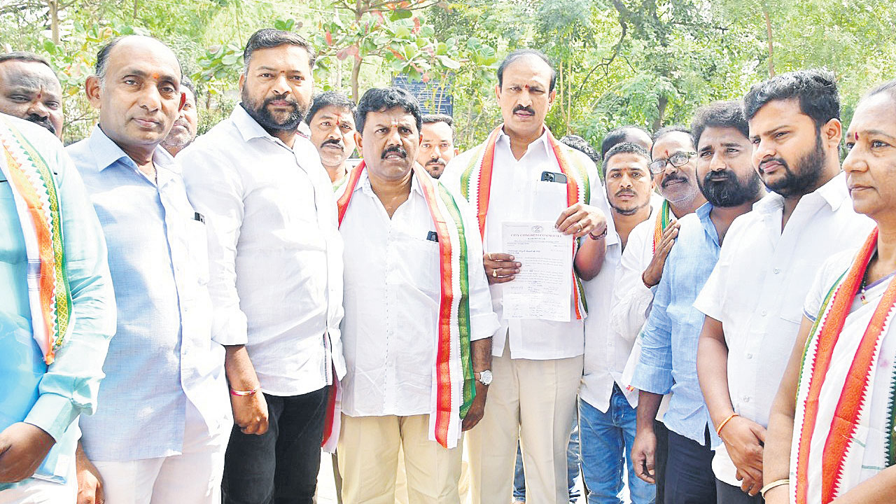 కుట్ర ఎవరిదో చెప్పాలి