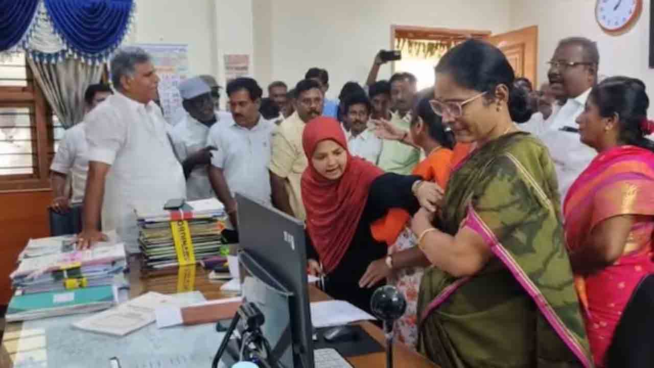 Stand when I’m talking | నేను మాట్లాడేటప్పుడు నిల్చోవాలి.. మహిళా అధికారిణిని హెచ్చరించిన ఎమ్మెల్యే