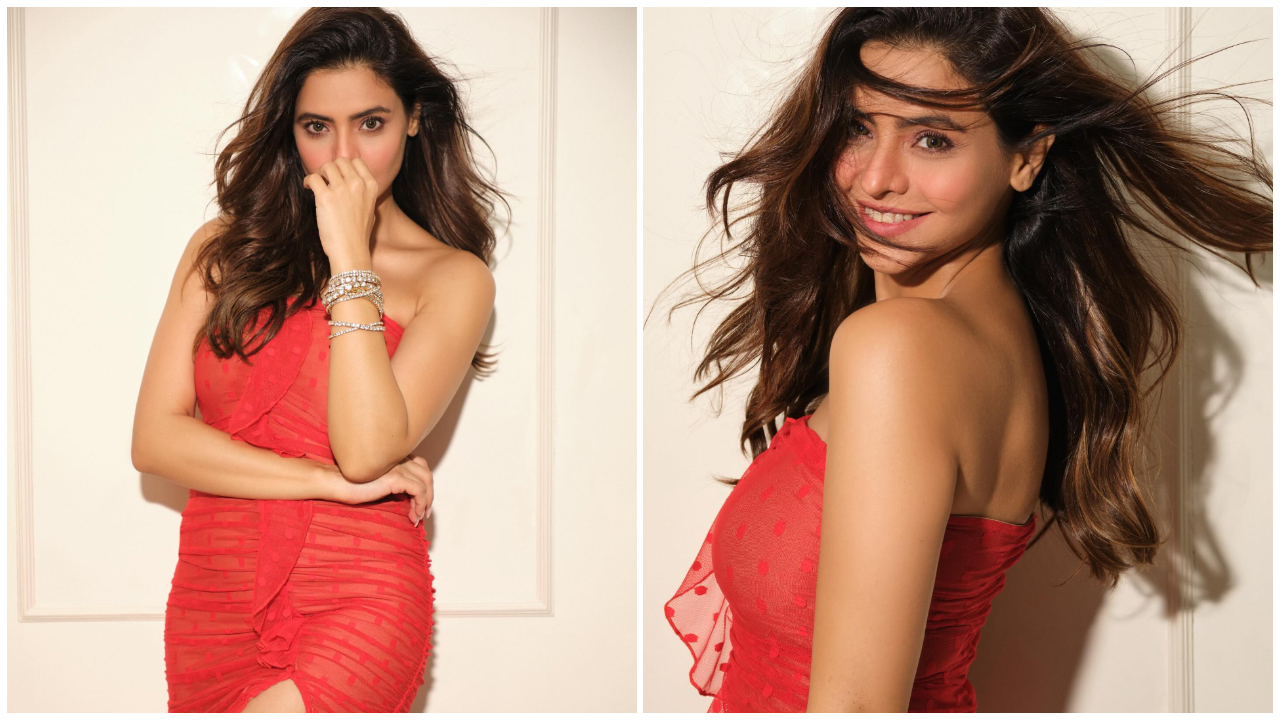 Aamna Sharif | రెడ్ మిర్చీలా ఘాటెక్కిస్తున్న ఆమ్నా షరీఫ్..