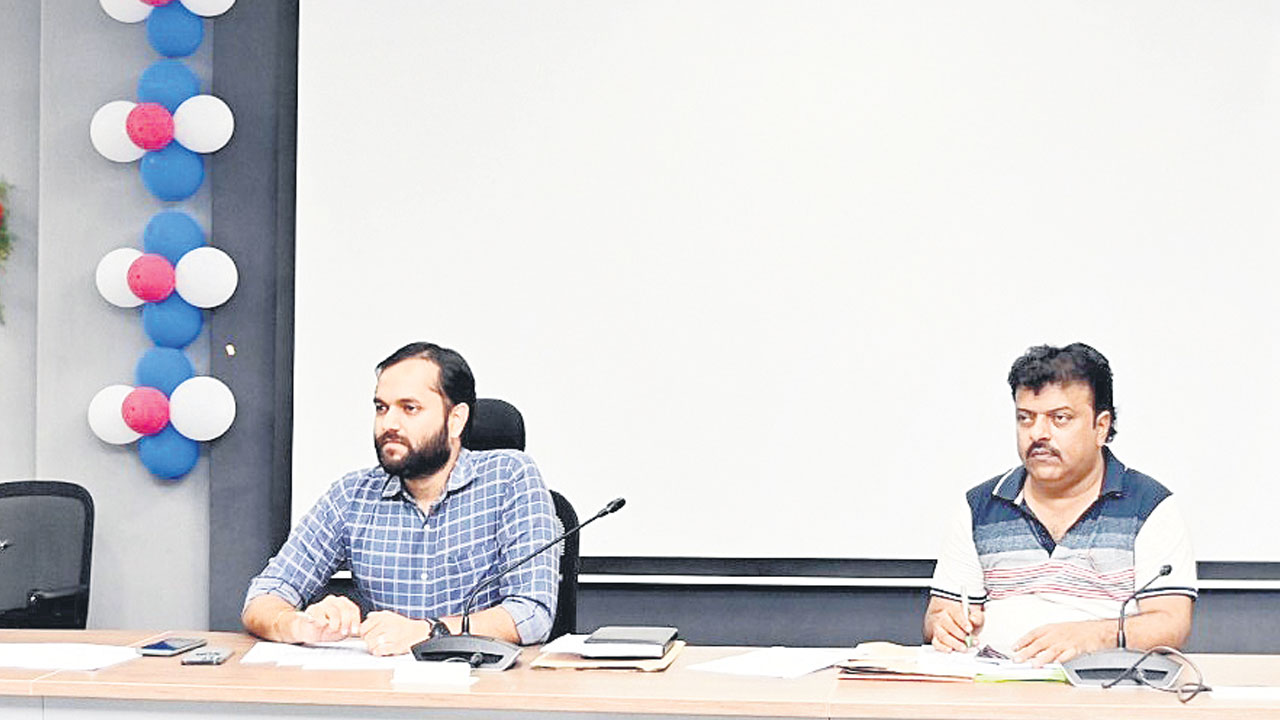 నిర్దేశిత లక్ష్యాలను సాధించాలి